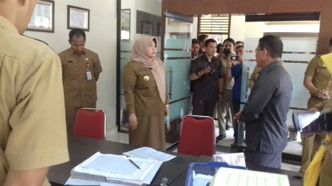 Bupati Muarojambi ketika melakukan sidak di Dukcapil